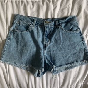 Highrise levi’s shorts
